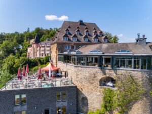 Schloss Rheinfels @Privathotels Dr. Lohbeck, Blick von vorn auf einen Teil des Schlosshotels mit Panorama-Terrasse.